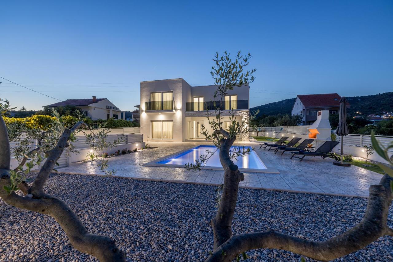 Villa Sea View - heated pool & 2 mins to the beach - B&B Vinišće