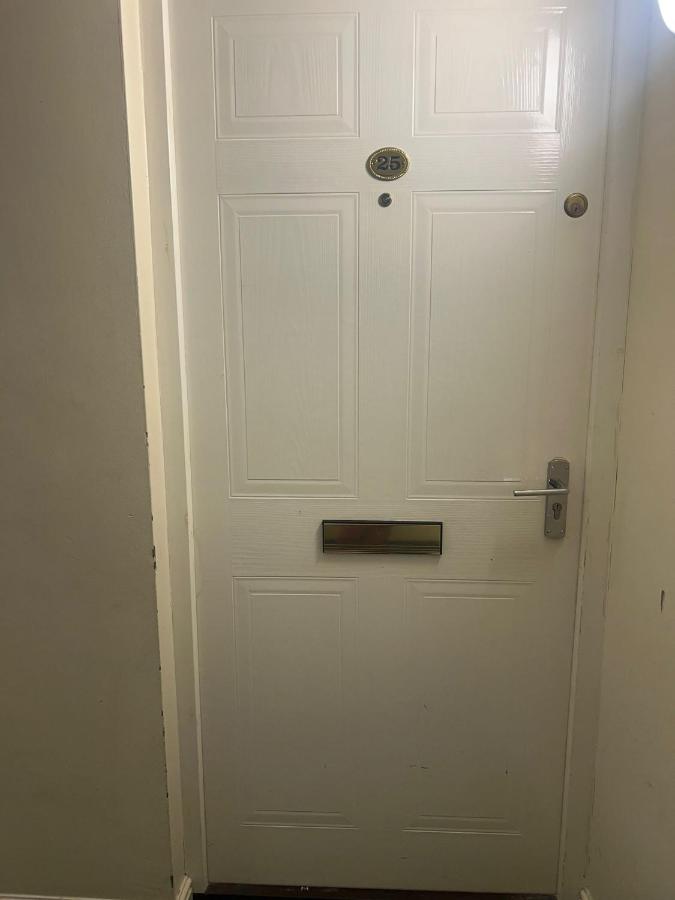 Tranquil Getaway in Steeple View, Basildon With Wi-Fi, Shops & Parking - B&B Great Burstead