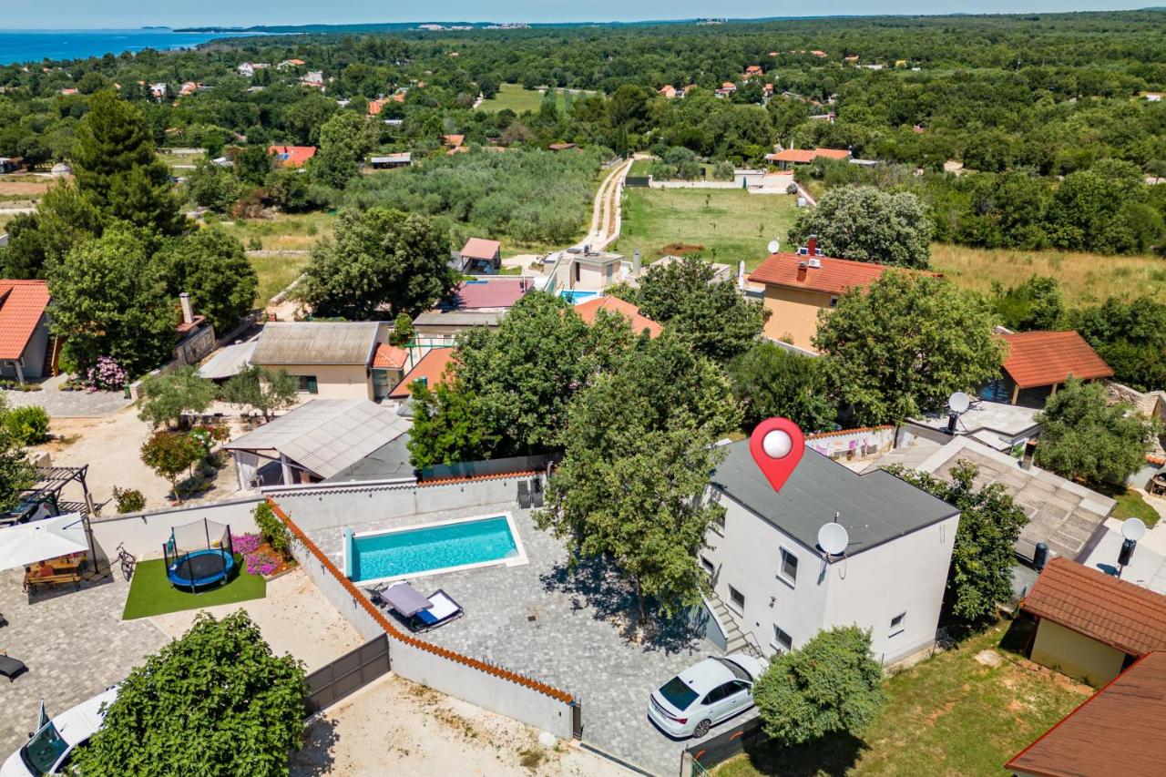 Rubis Holiday Home with Pool - B&B Peroj