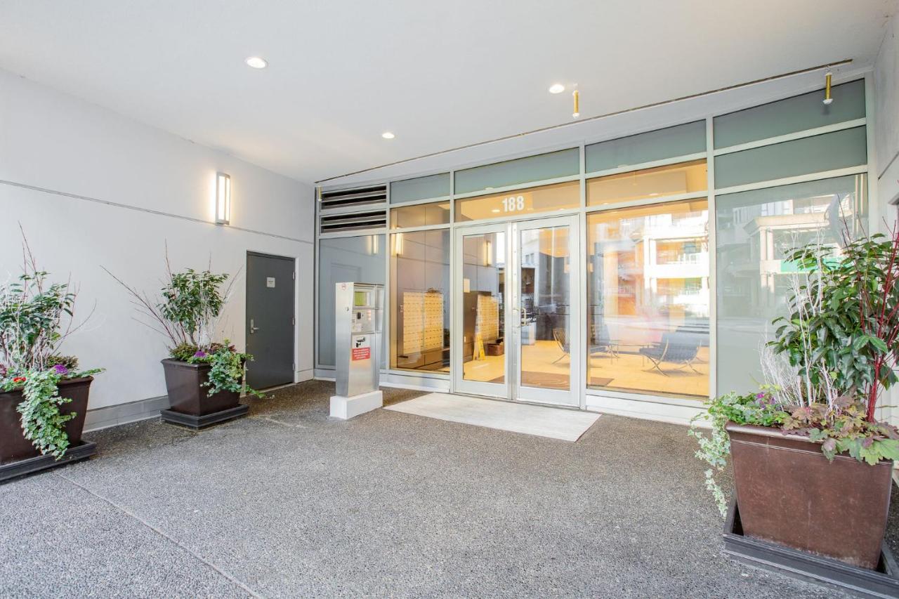 The Altitude with Mountain & City Views, Pool & Hot Tub - Chambres d’hôtes Vancouver