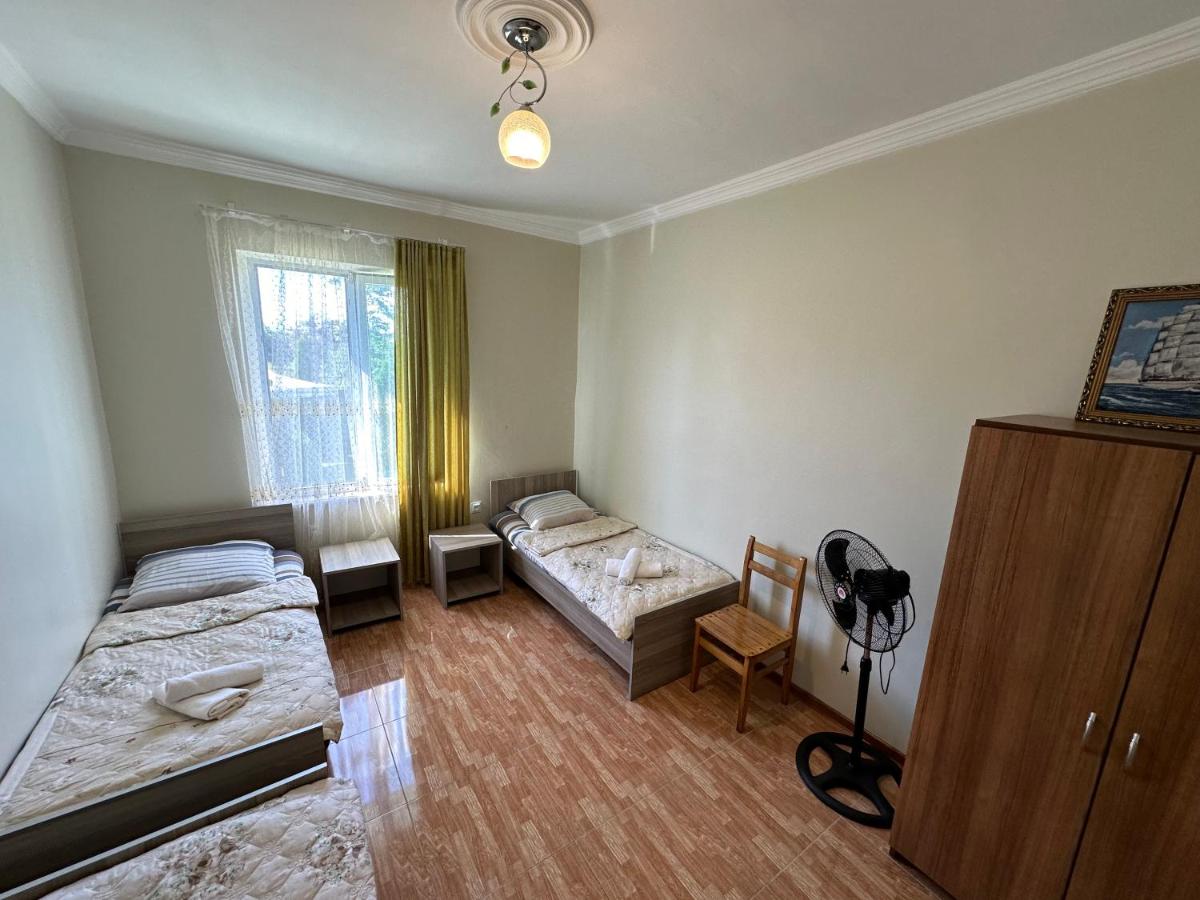 Deze driepersoonskamer heeft een gedeelde badkamer.