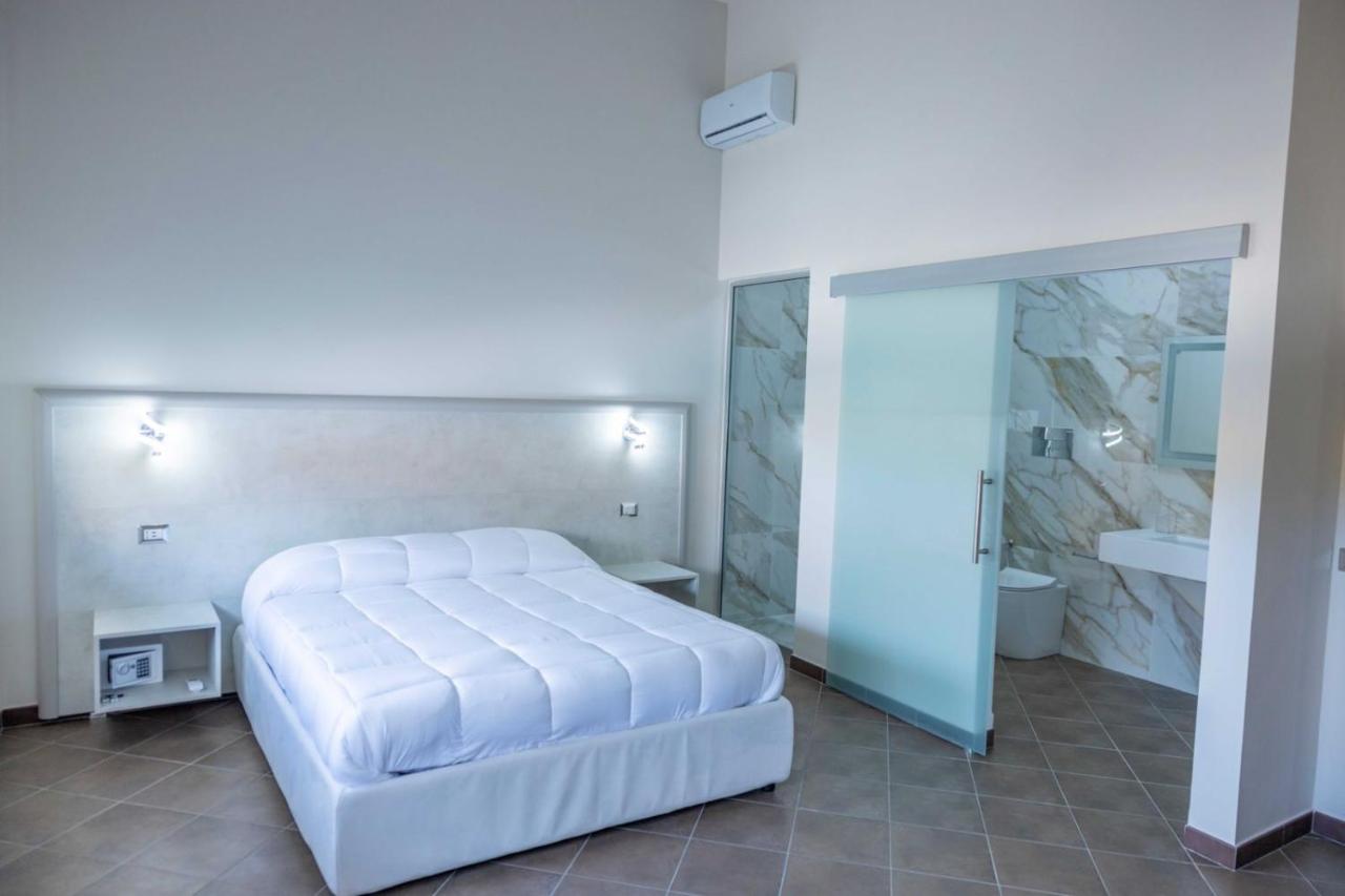 Zimmer mit Queensize-Bett und Poolblick