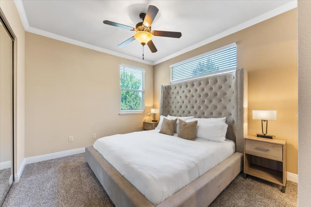 2BR Getaway Pool Gym Basketball Court & Theater Access - B&B