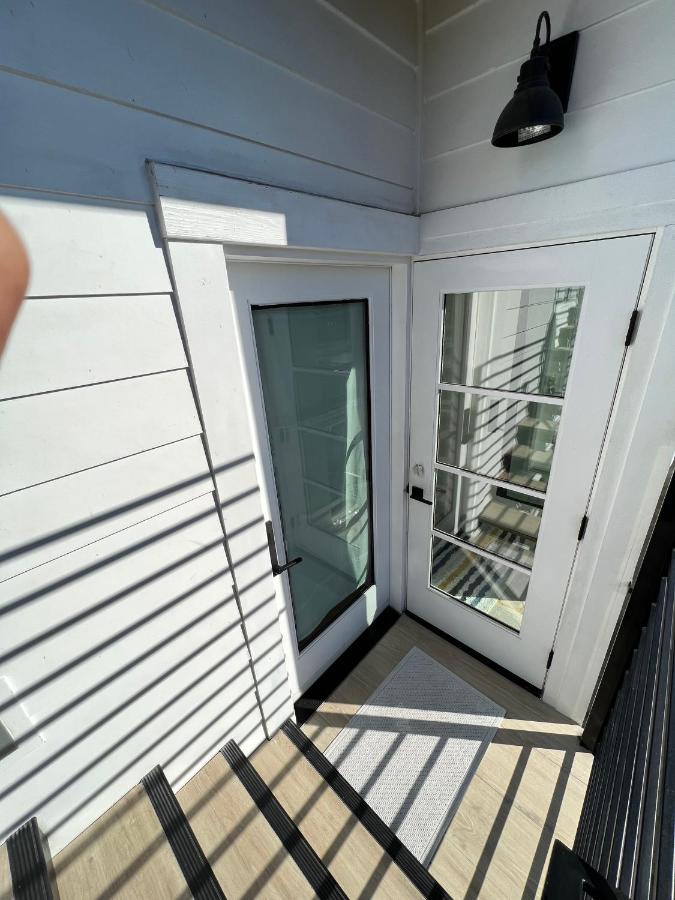 Contemporary Guest Studio with Roof-top Deck Walk to Santa Monica Beach - B&B
