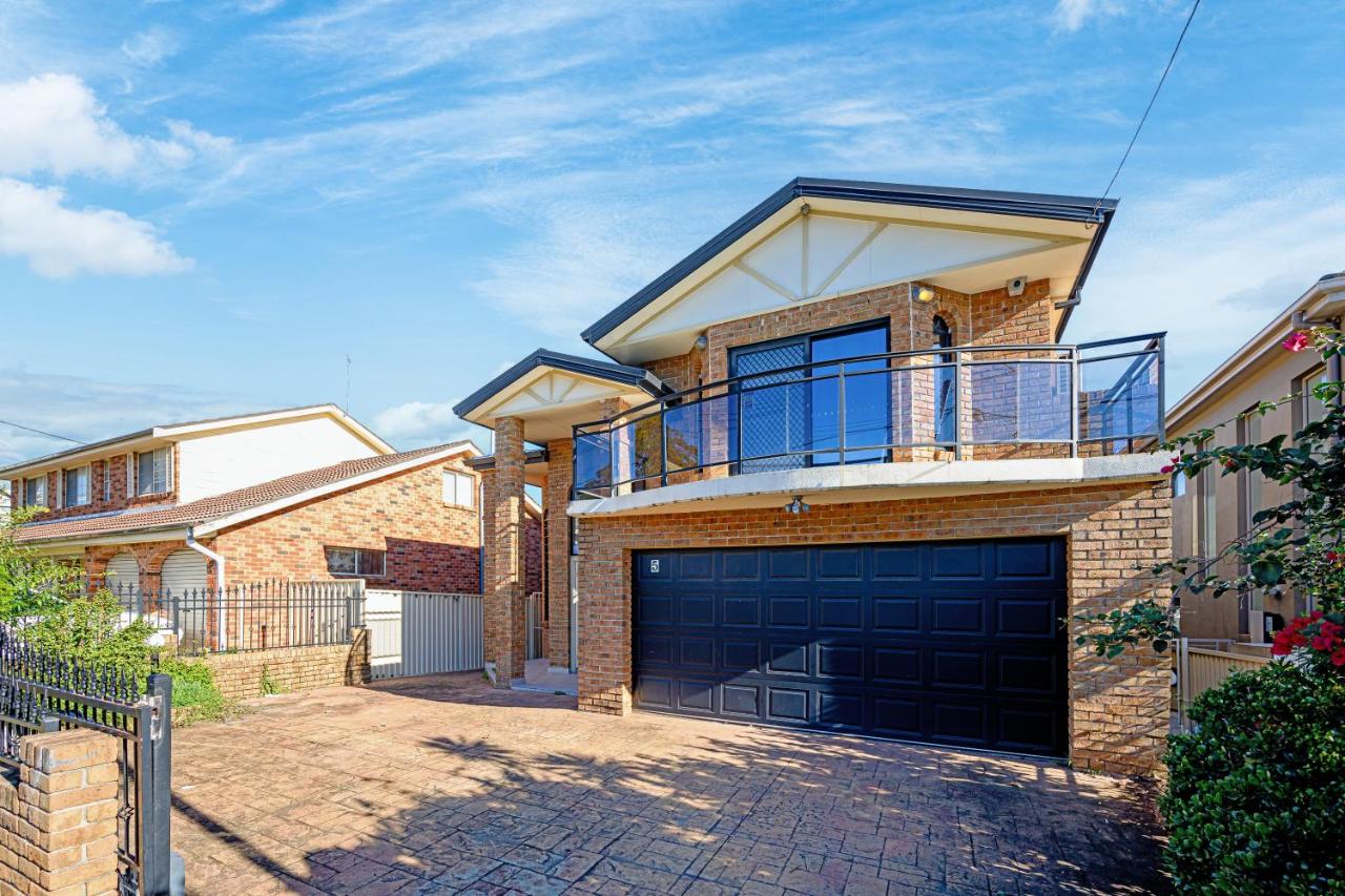 Hurstville Centre 2-level Large House - B&B