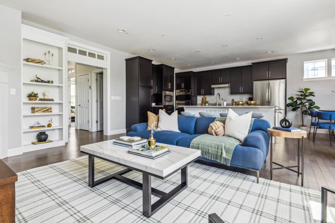 Modern Elegance - Pool Table - Walkable Area - B&B Aurora