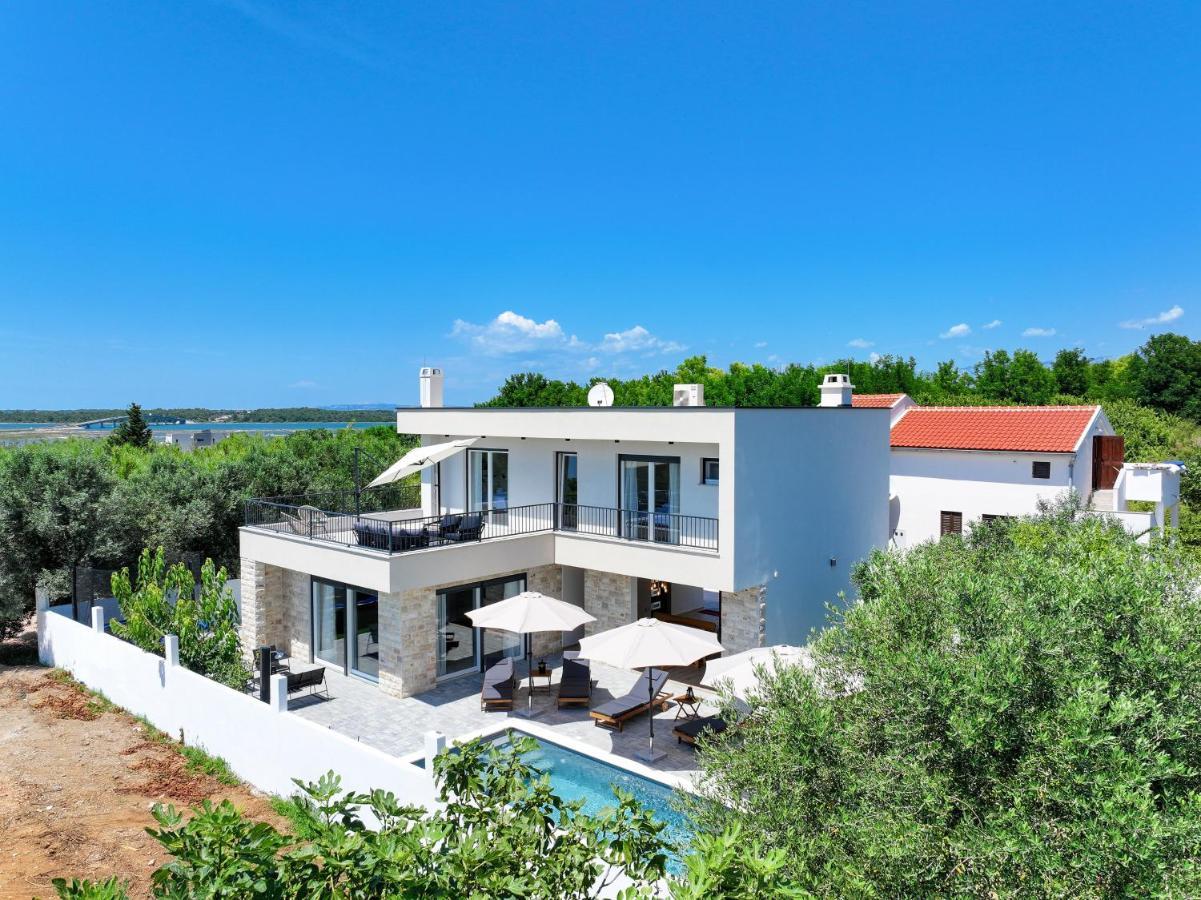 CROWONDER Villa Bura with Heated Swimming Pool and Jacuzzi - B&B