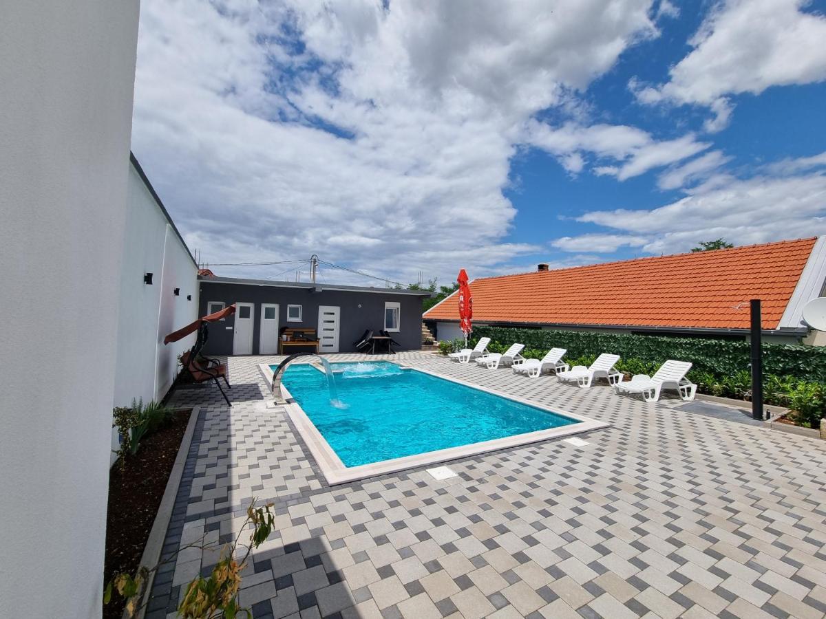 Apartment MOST with private pool - Bed and Breakfast