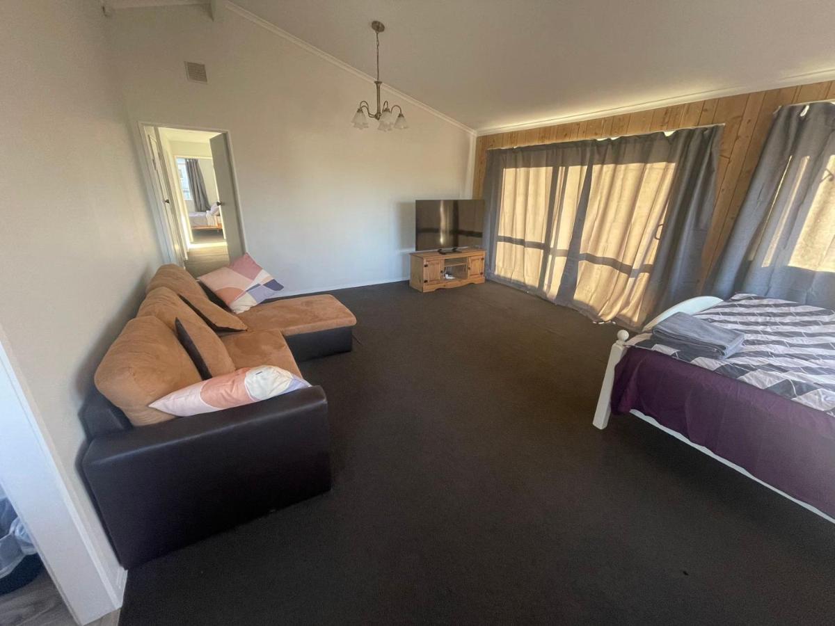 3 Bedroom House, 95 Aquirus Drive, Rotorua - Bed and Breakfast