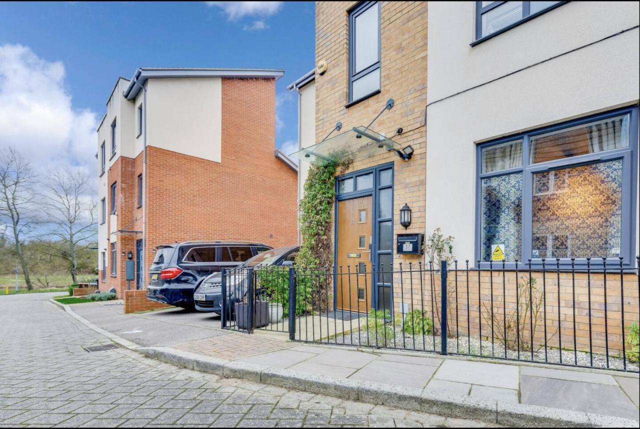 Upscale 3 Bedroom 3 Bathroom Detached House - Central Location - Free Driveway Parking, 75'' Smart TV, Fast WiFi and Snug Room by Yoko Property - Bed and Breakfast