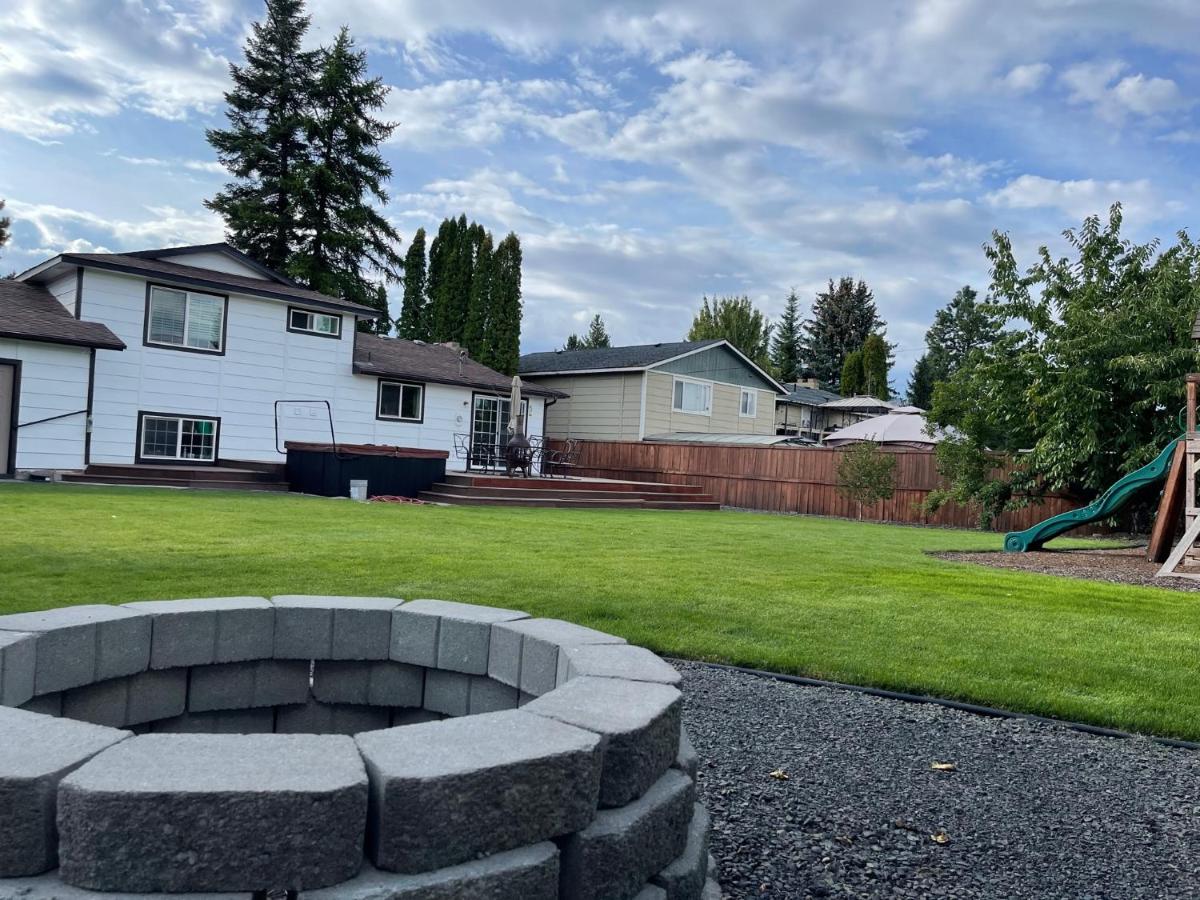 Quiet Retreat with Hot Tub, Pool Table and Spacious Yard - Chambres d’hôtes
