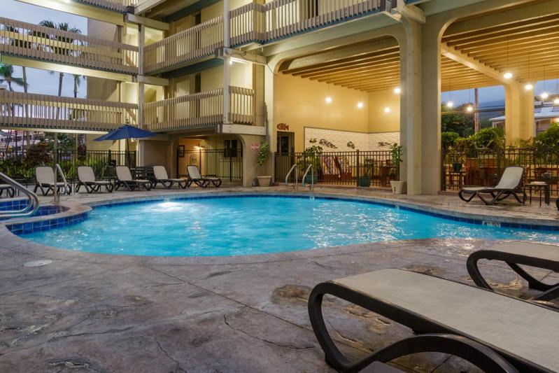 Ocean-front penthouse, sunsets, whales, surfers! Newly remodeled! - Ferienwohnung