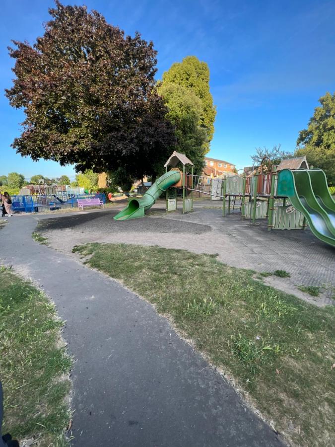 Cosy private flat in London, Contractors Free Parking on premise - B&B Carshalton