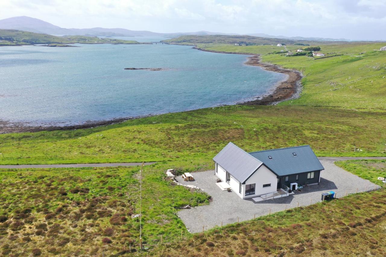 Modern and Dog Friendly Holiday Home with Sea Loch Views - B&B Breaclete