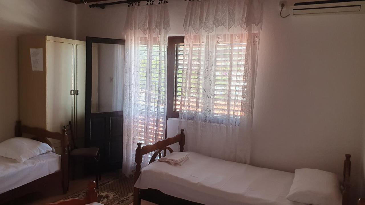 Chambre Triple avec Balcon et Salle de Bains Séparée