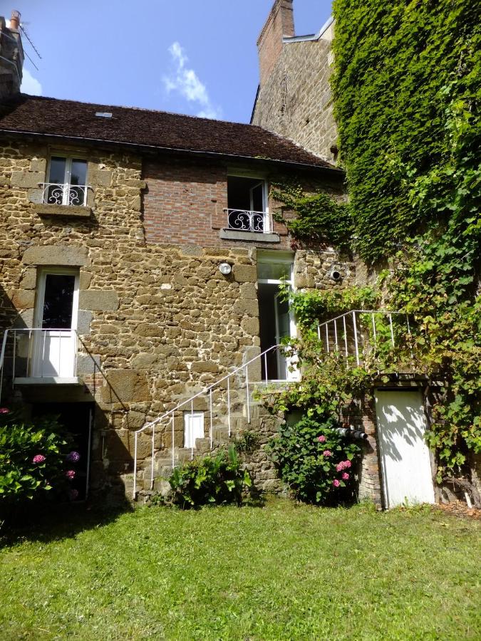 La petite maison au bord de l'Orne - Bed and Breakfast