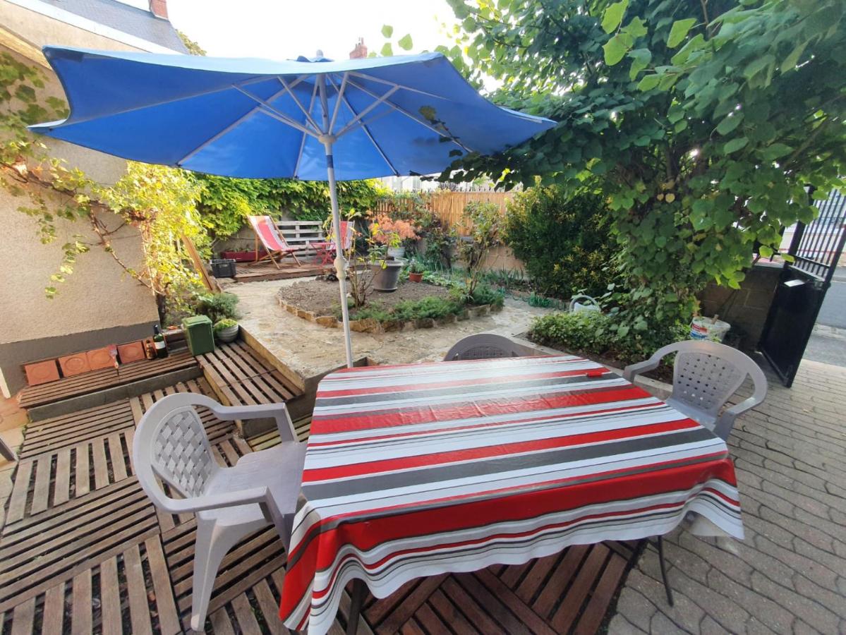 Maison de ville avec jardin à 2 pas des Marais et quelques mns du centre-ville - B&B