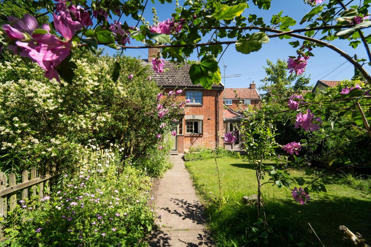 A cosy, charming & rural Suffolk cottage, with walks & gastro pub a short stroll away - B&B