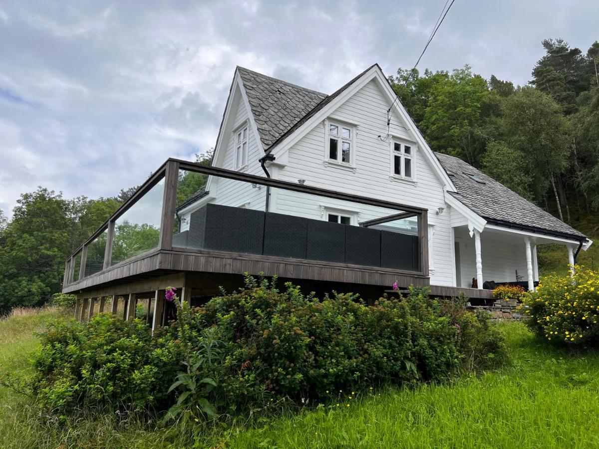 Fjord house with a private bay, boats and sauna! - B&B Etne