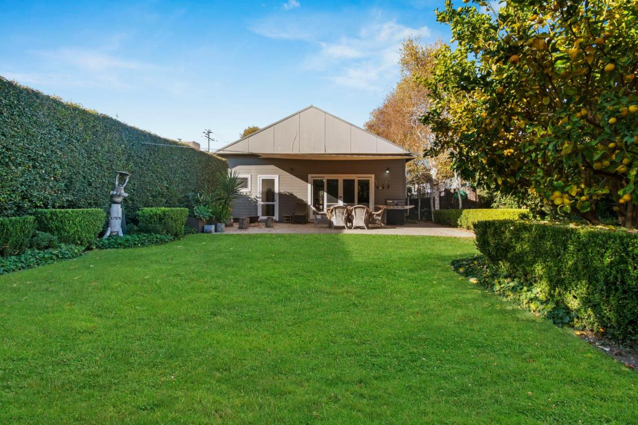 The Birch House - Stroll to CBD, Firepit - Bed and Breakfast