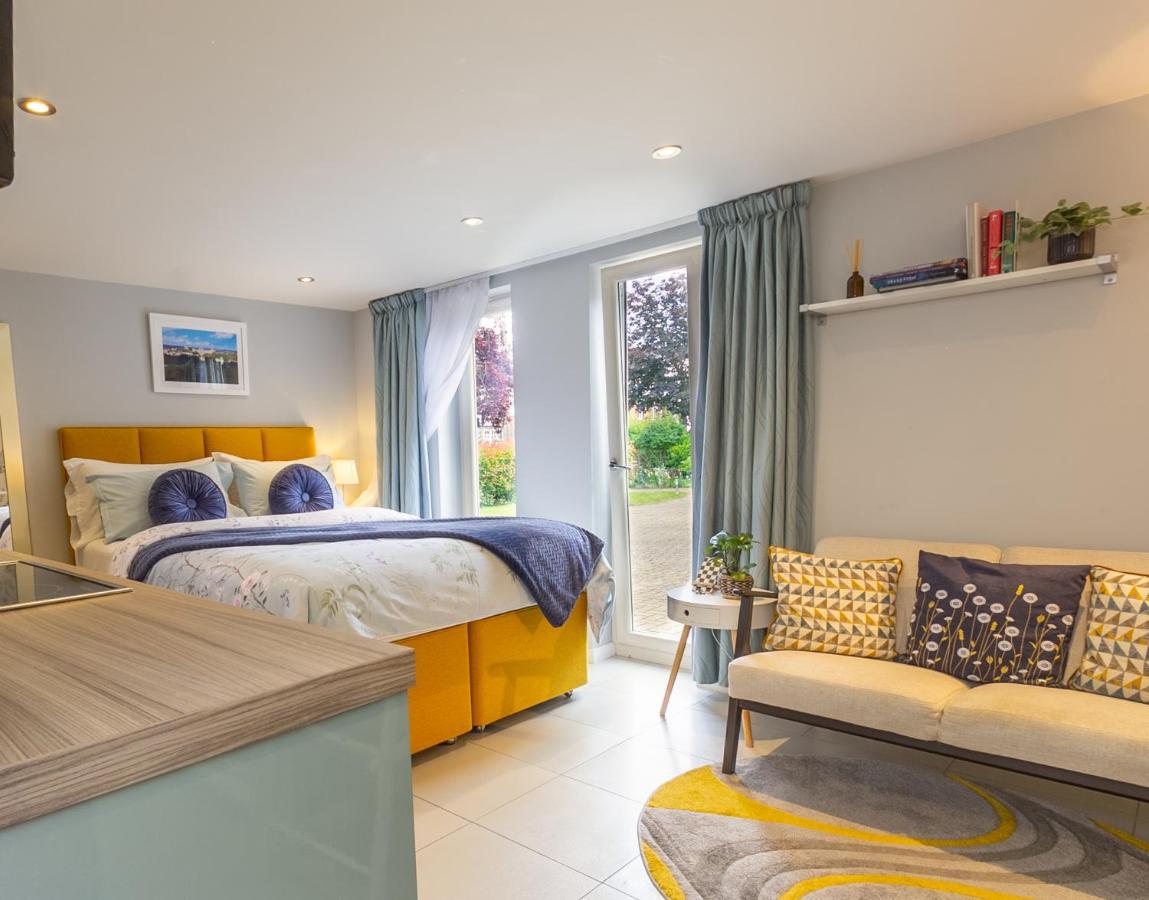 Stylish Studio-Walk to Windsor/Eton/Thames with Car Park - B&B