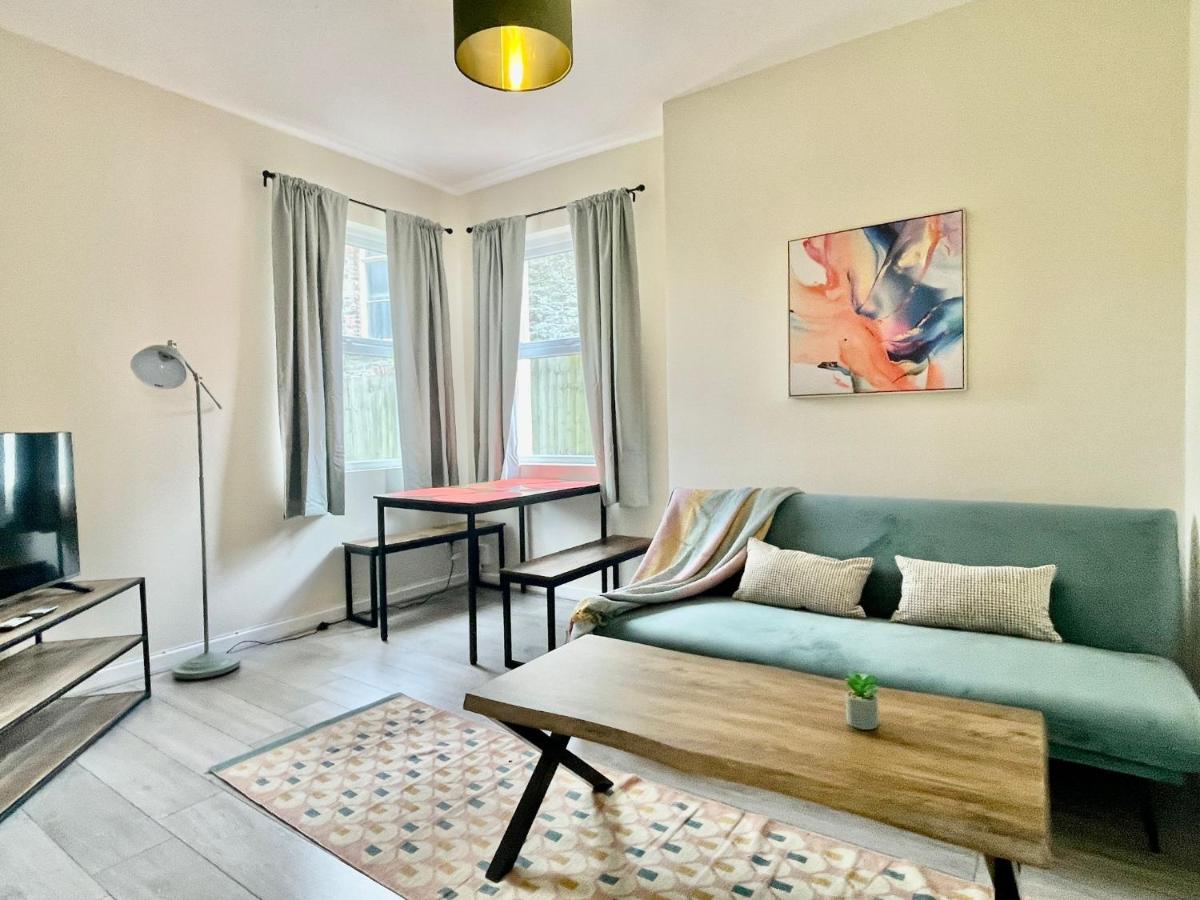 An Elite Executive Stay - 5-Bedroom Business Home & Parking - Ferienwohnung