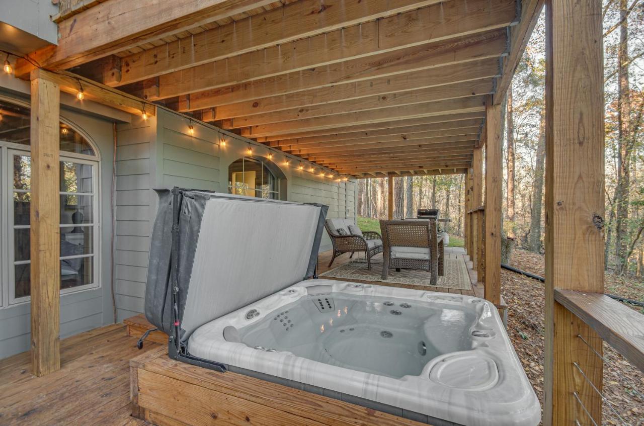 Mississippi Retreat with Hot Tub, Deck and Lake Views! - Bed and Breakfast Terry