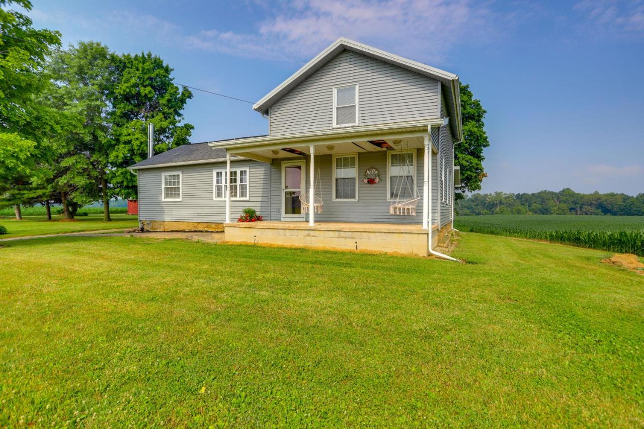 Ohio Farmhouse Retreat w/ Fire Pit & Patio - Chambres d'hôtes Monroeville