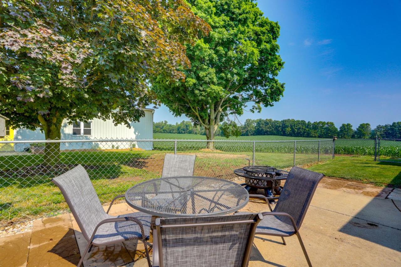 Ohio Farmhouse Retreat w/ Fire Pit & Patio - Chambres d'hôtes Monroeville