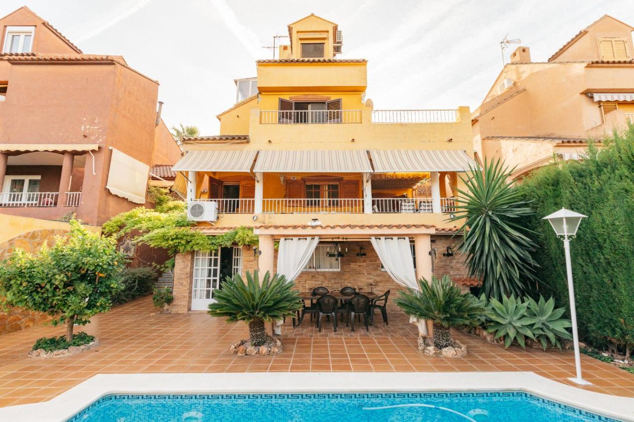 chalet, villa rodeada de naturaleza piscina a doce klm de Valencia y 7 del aeropuerto - Chambres d'hôtes Valence