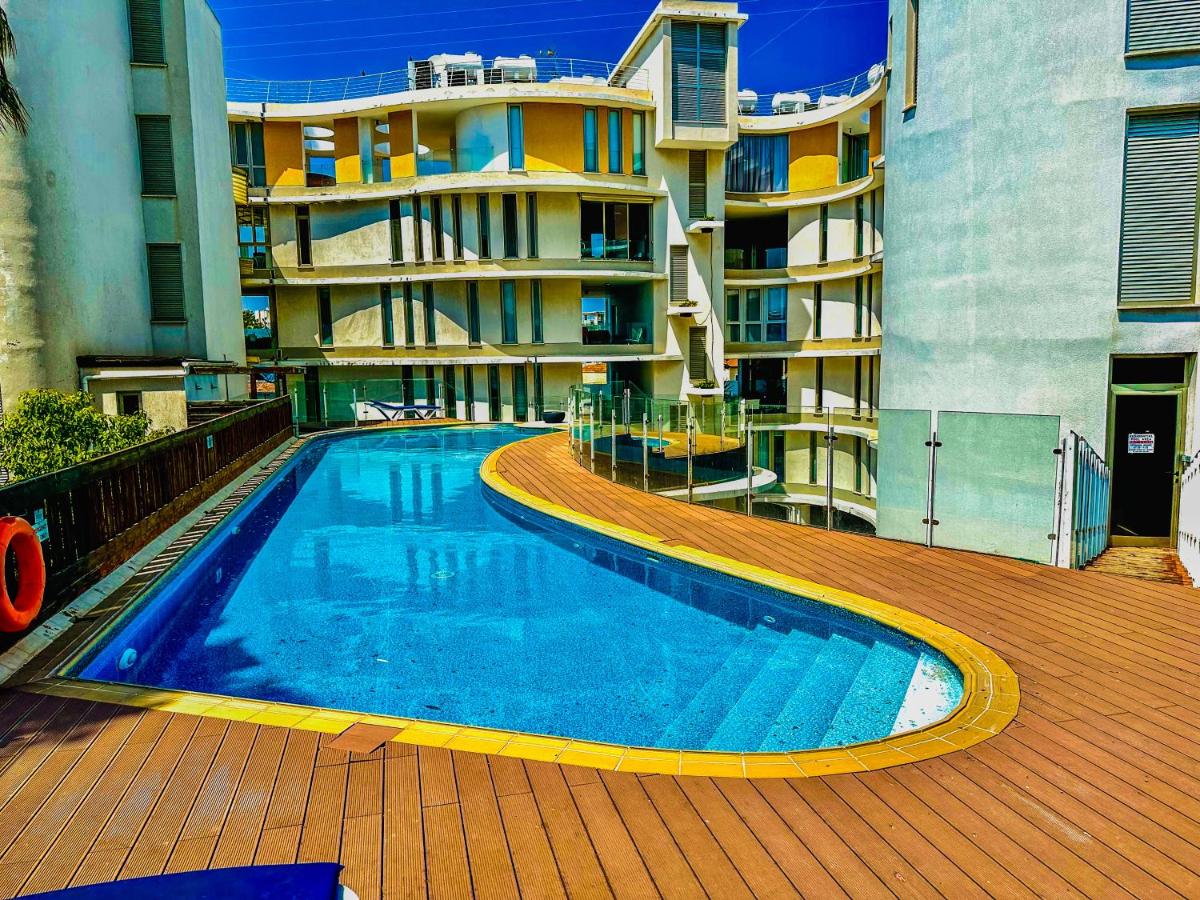 Modern City Center Apt with Pool - B&B
