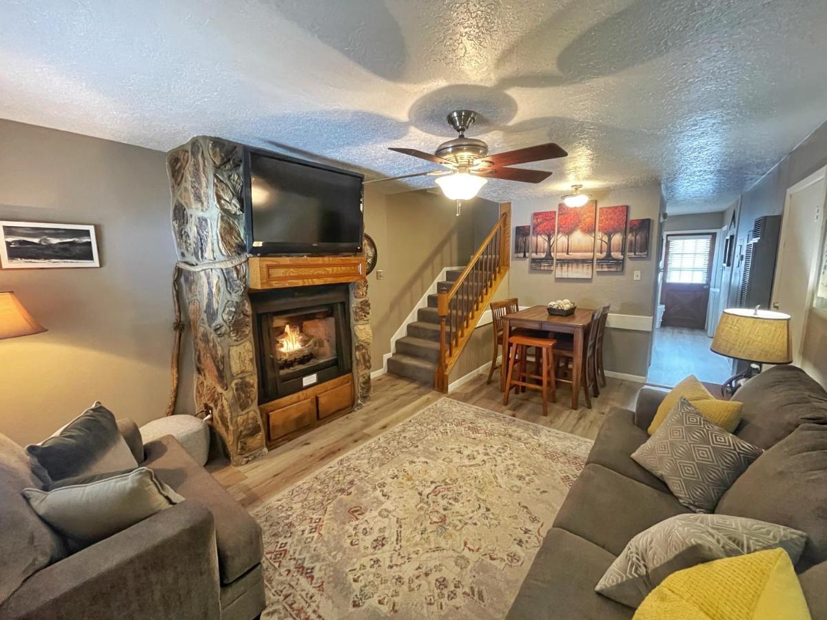 Valley Condo 106 - Creekside - WiFi - Hot Tub - Fireplace - Washer - Dryer - Playground - B&B