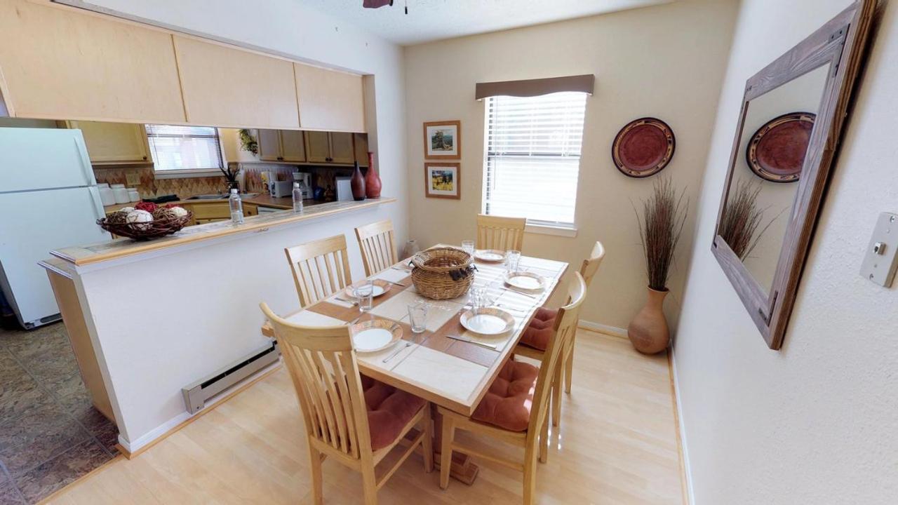 Valley Condo 126 - Creekside - WiFi - Hot Tub - Fireplace - Washer - Dryer - Playground - B&B