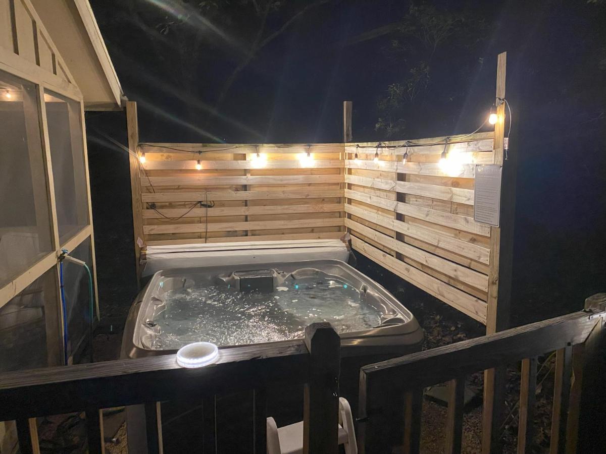 Pocono Mountain Home , Hot Tub- 1 Mile To Skiing! - Bed and Breakfast