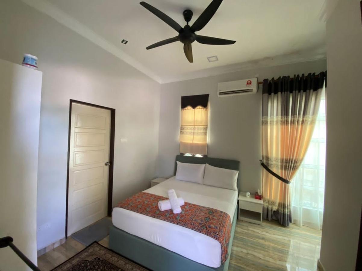 Deluxe Double Room with Side Sea View