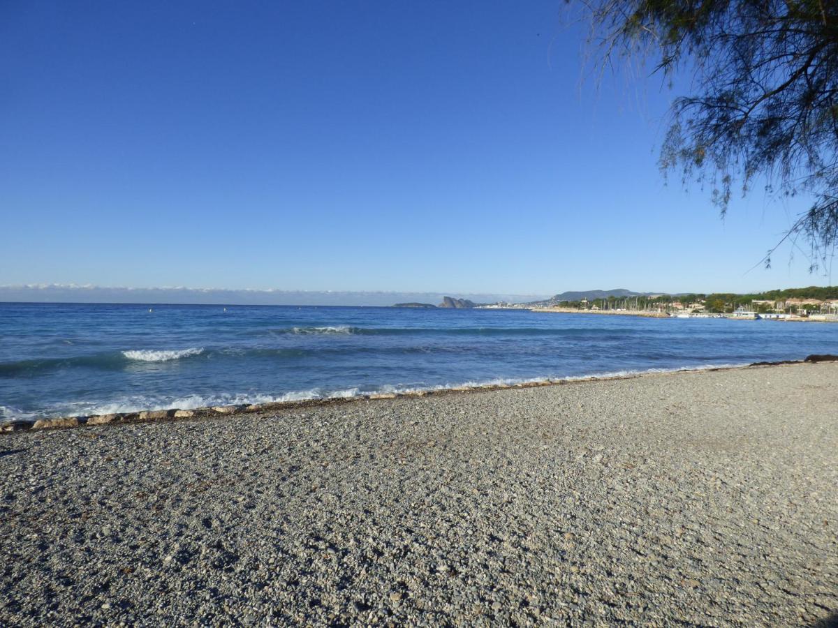Superbe T3 avec jardin, résidence avec piscine et accés plages - Chambres d’hôtes Saint-Cyr-sur-Mer