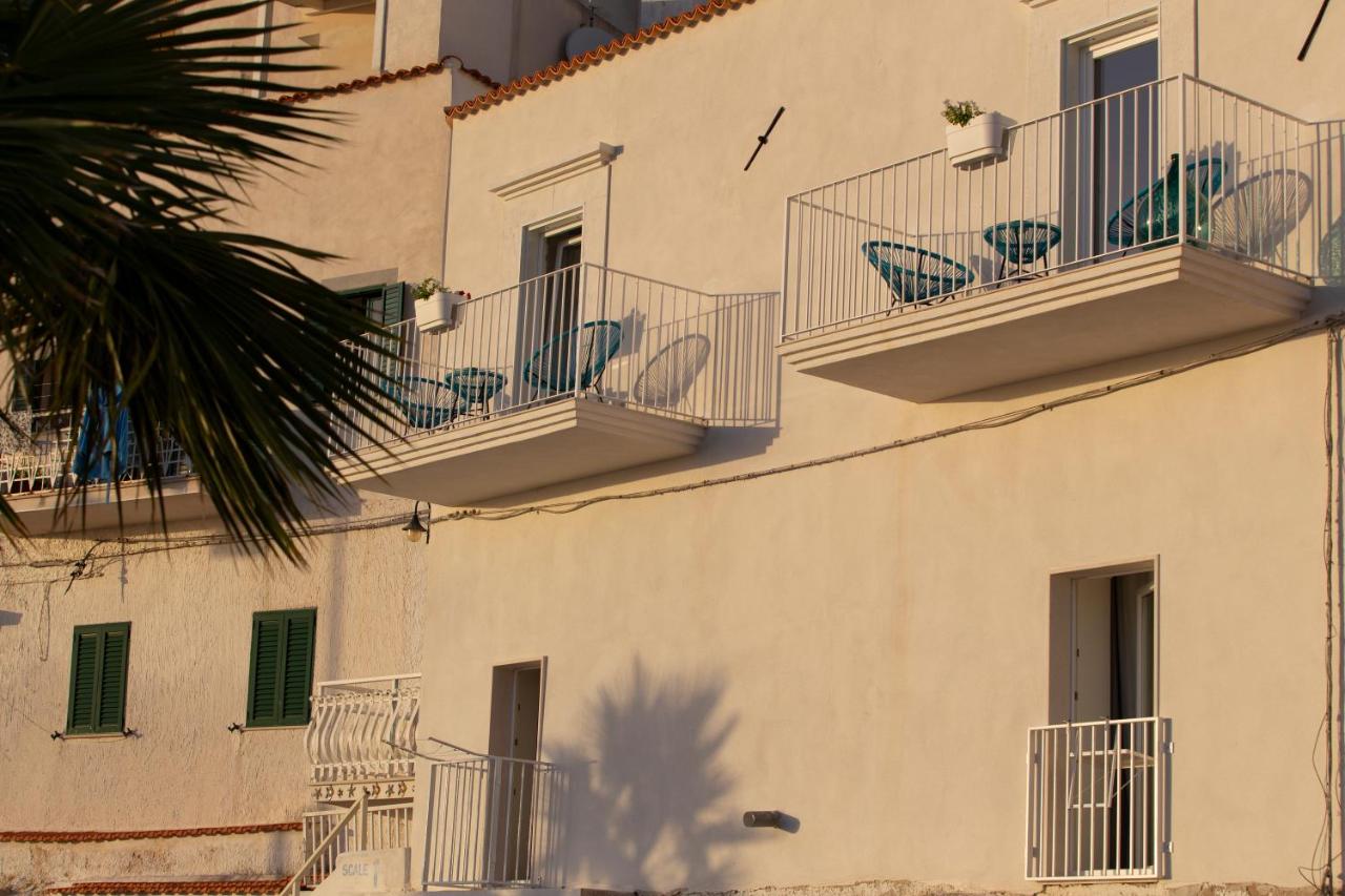 Camera Matrimoniale con Balcone e Vista Mare