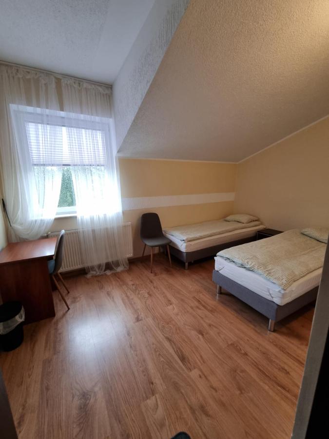Camera Doppia con Letti Singoli e Bagno in Comune