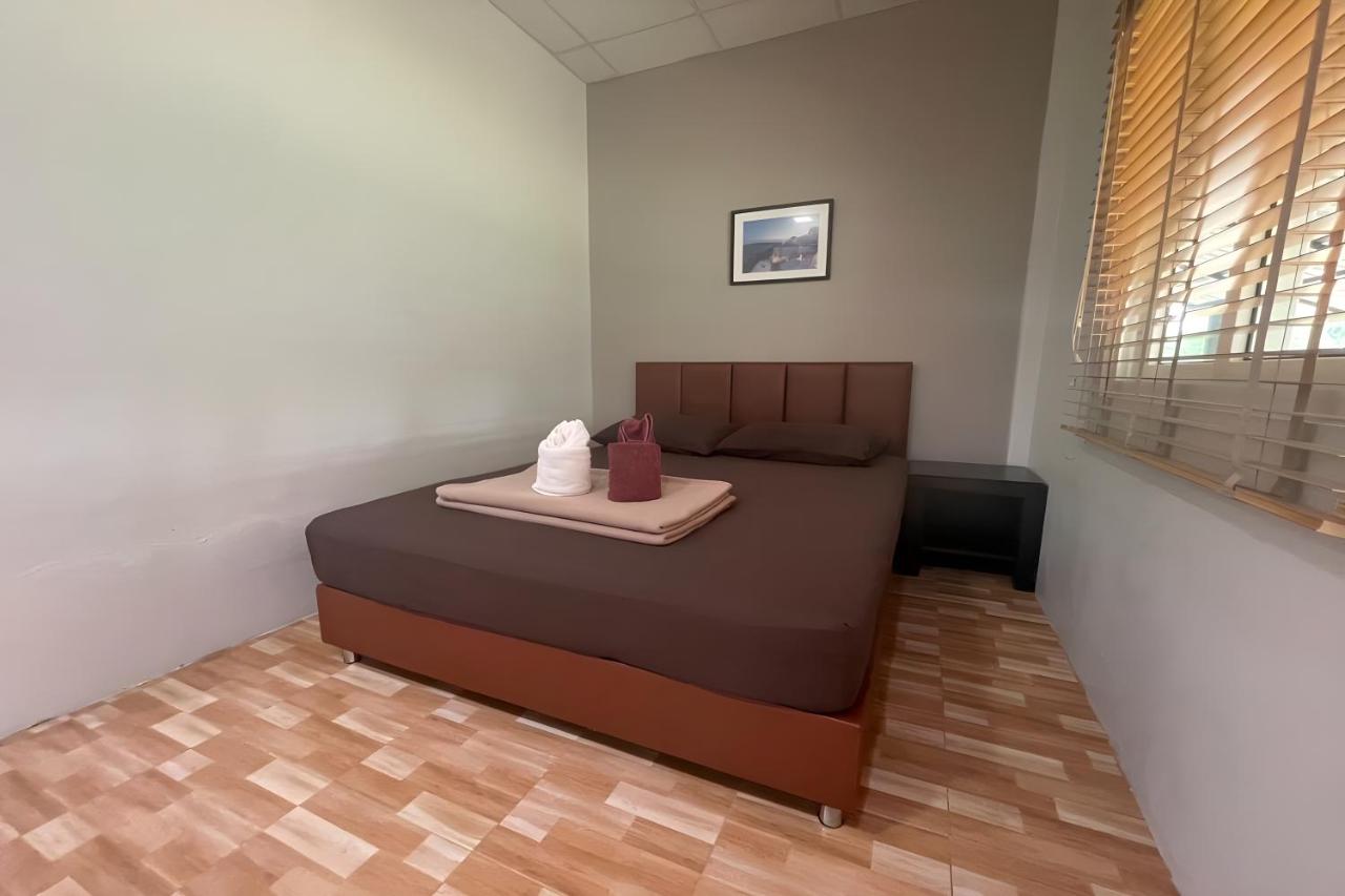 Habitación con cama grande y vistas al jardín