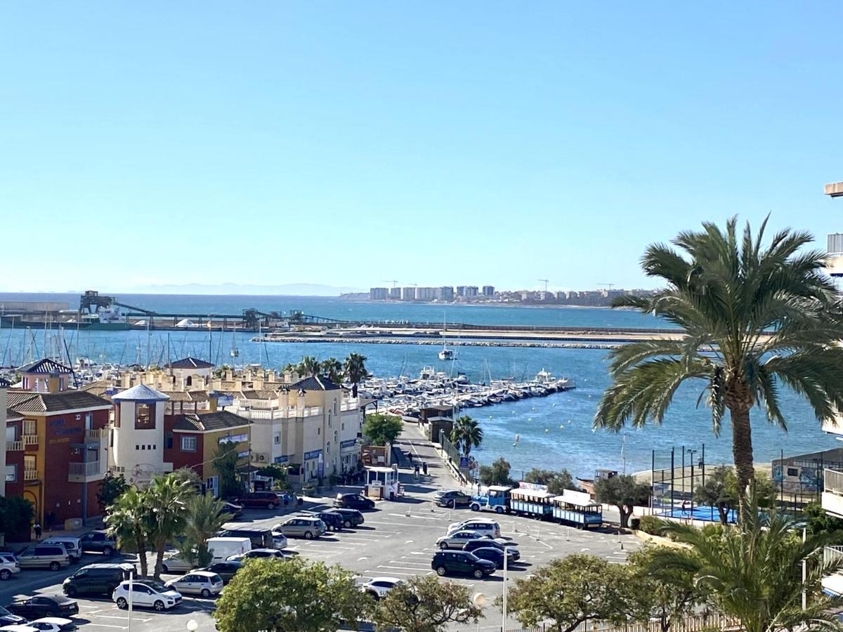 Luxury apartment with sea view Puerto Torrevieja - B&B