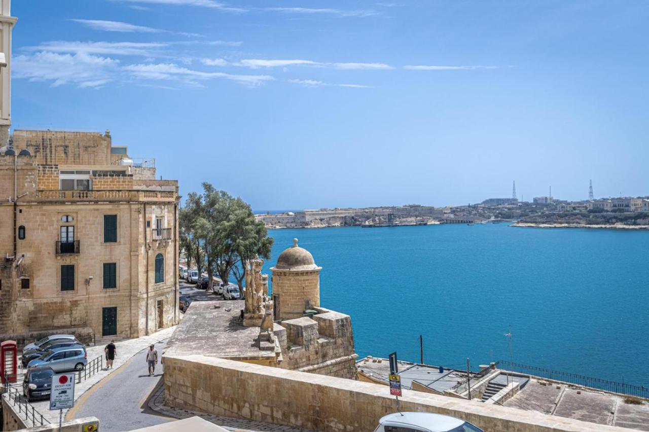 Stylish Seaview Valletta House - B&B