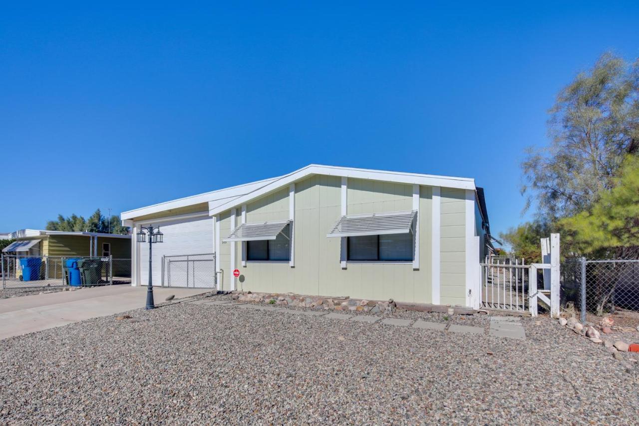 Bullhead City Home with Fire Pit - Walk to CO River! - B&B