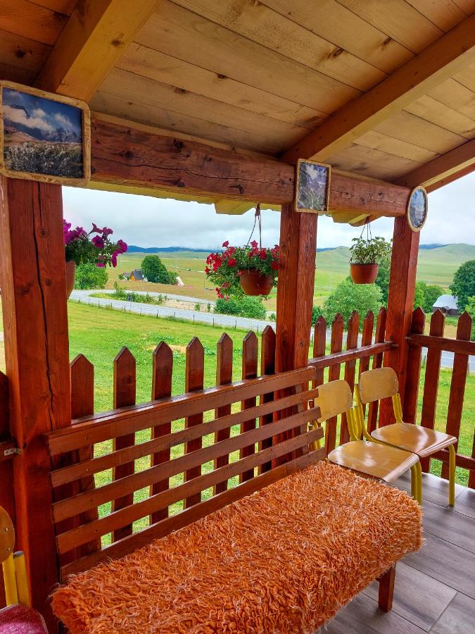 Tweepersoonskamer met 2 Aparte Bedden en Gedeelde Badkamer