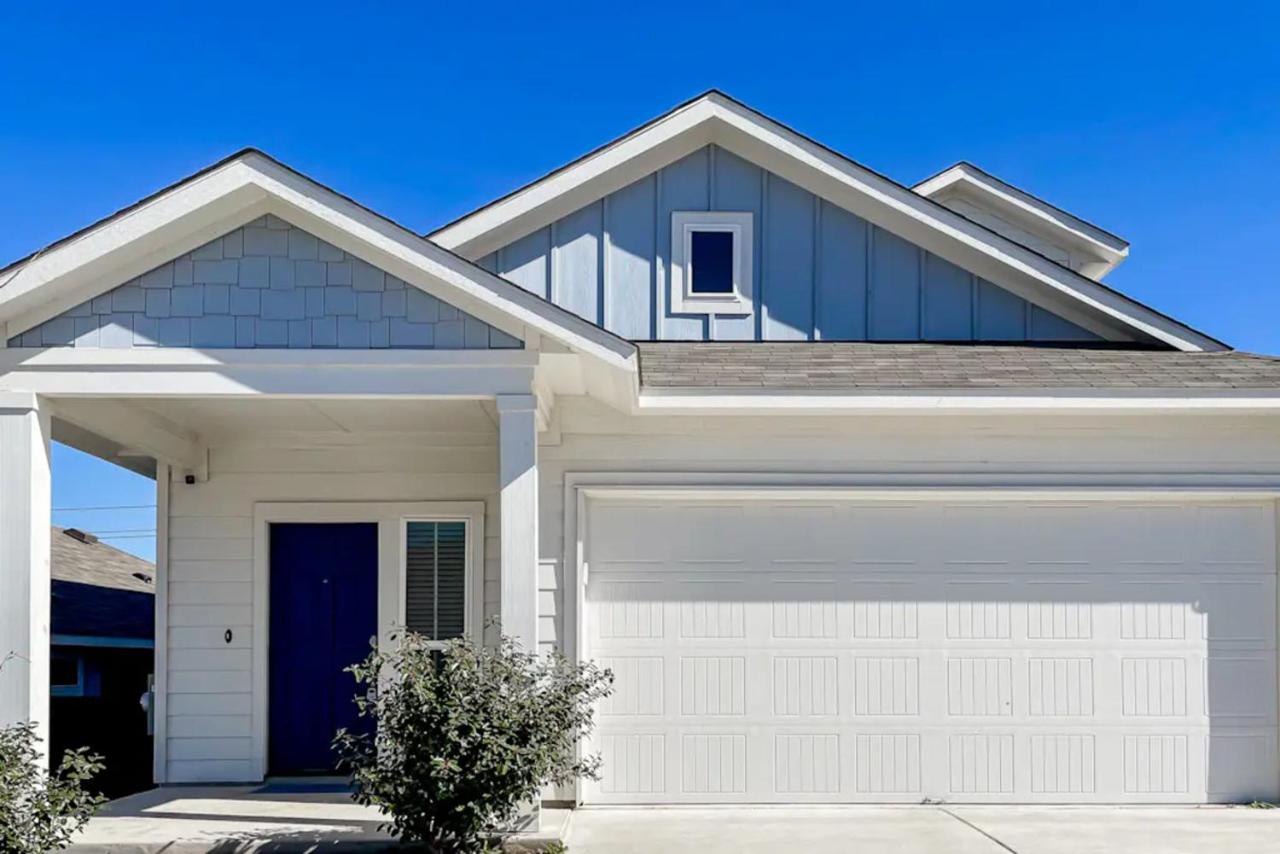 Modern & Stylish Retreat Near Downtown- New Home - B&B Austin