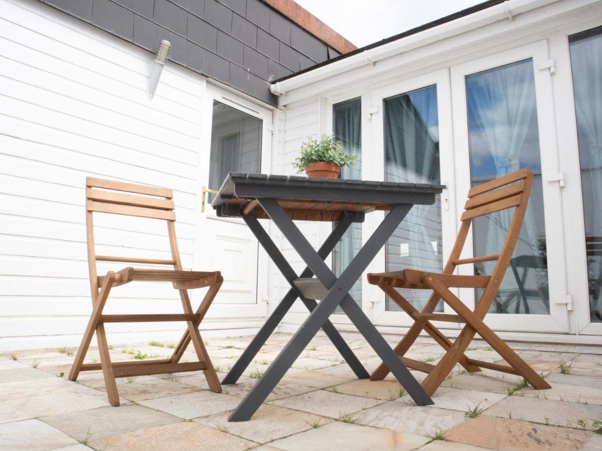 Bright Private Terrace - Free Private Parking - TV - WiFi - Netflix - Ferienwohnung