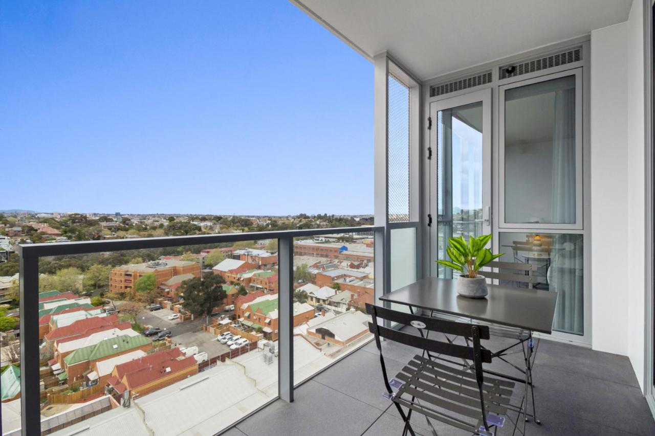 Stylish 1-Bed Apartment with Balcony, Sauna & Gym - Ferienwohnung