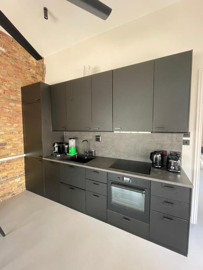 Sleek & Central 1BD Flat - Battersea Park - Ferienwohnung London