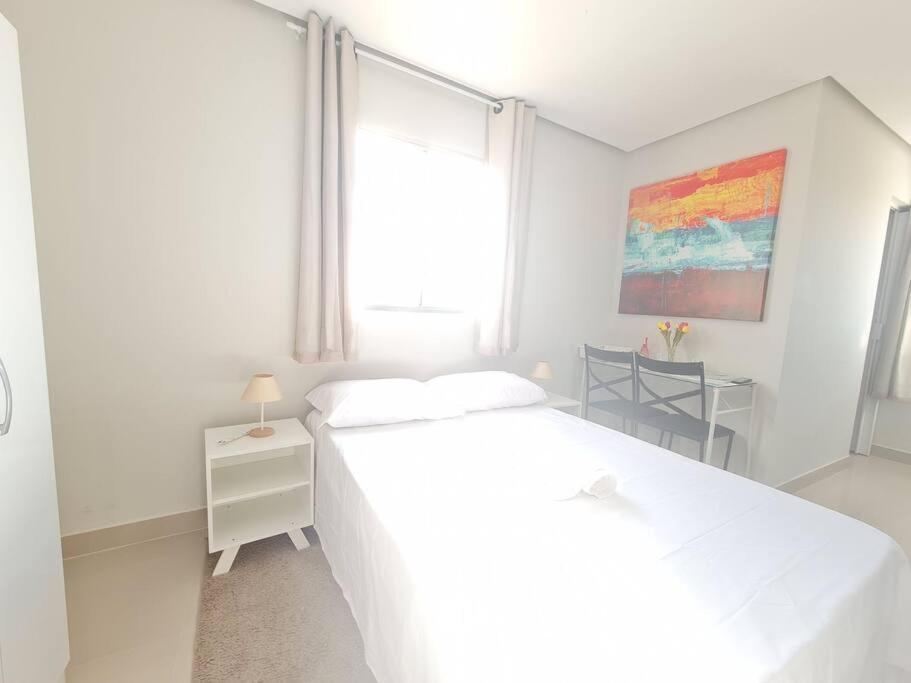 Kitnet 301 centro linda vista por sol com tv smart e ar - B&B Montes Claros