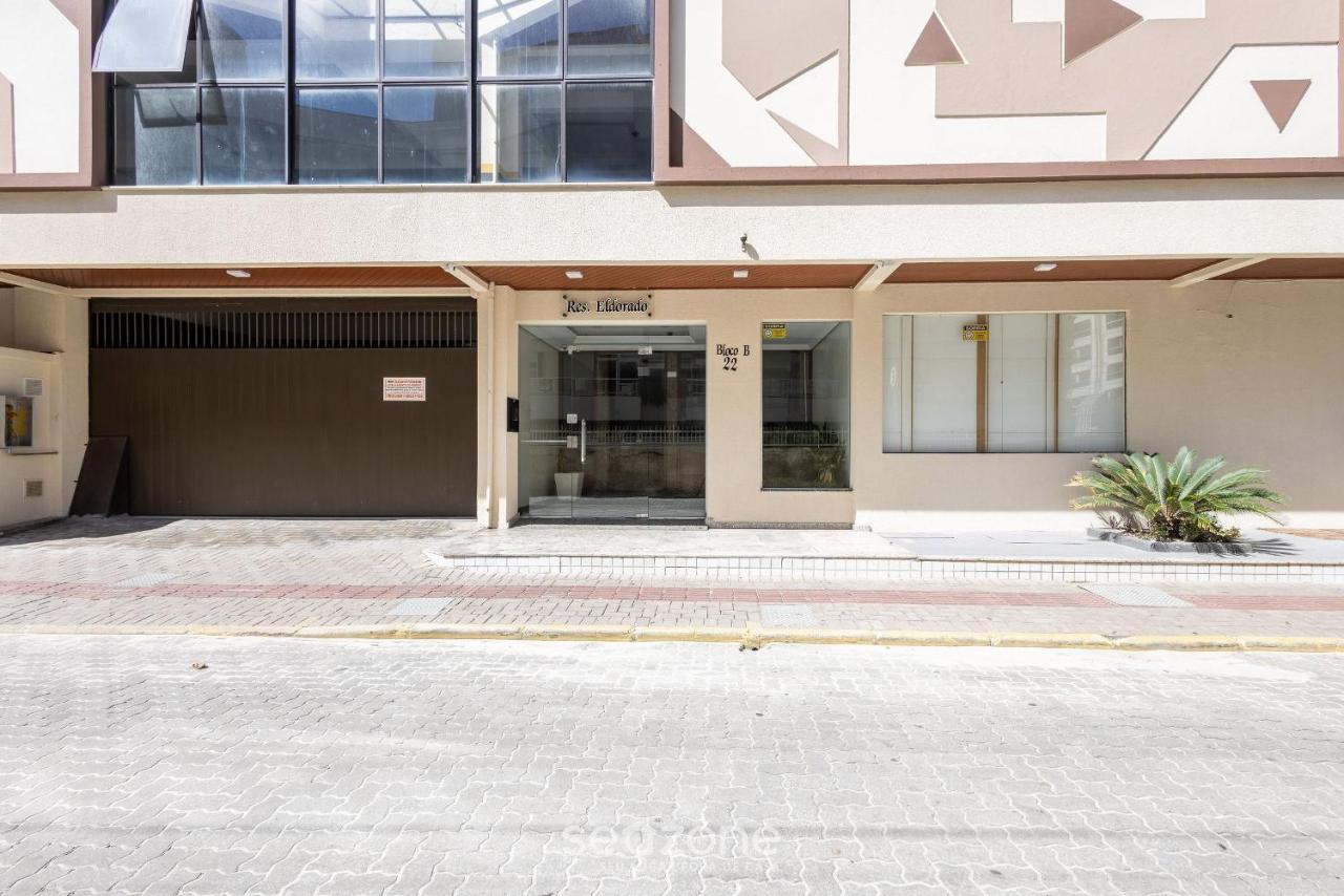 Apto confortável beira mar em Meia Praia CEO0104 - Chambres d’hôtes