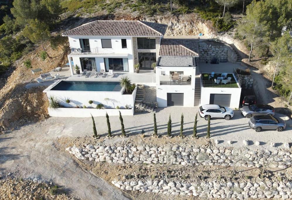 Belle contemporaine avec piscine proche d'Aix en Provence - Bed and Breakfast